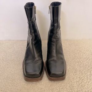 Black boot with chunky heel